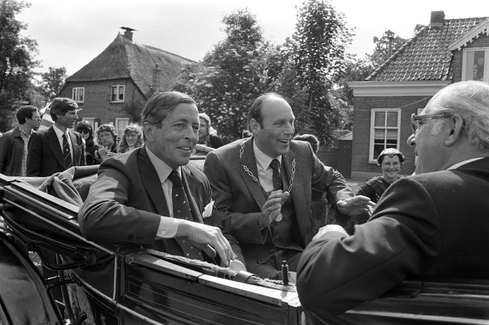 Prins Claus opent nieuwe gemeentehuis van Staphorst Prins Claus in koets, Bestanddeelnr 932-2036