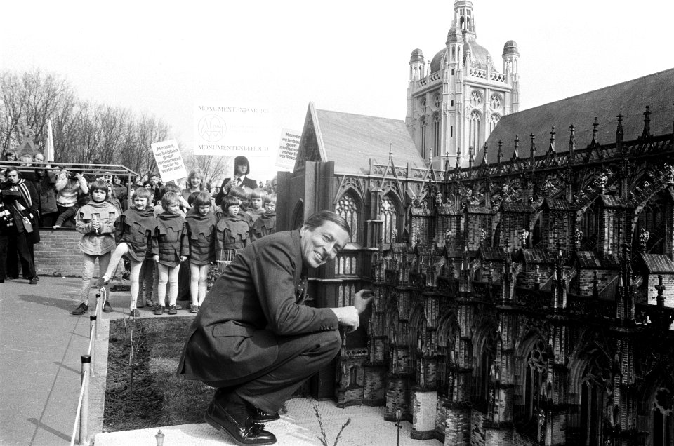 Prins Claus heropent Madurodam Den Haag Prins Claus plaatst beeldje in model v, Bestanddeelnr 927-8531