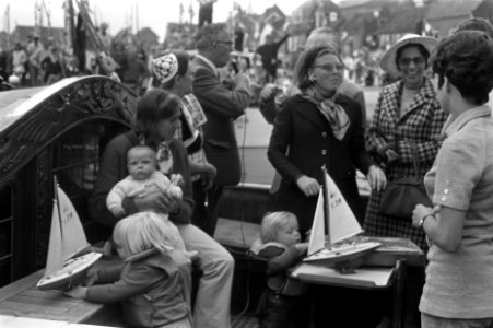 Prinses Beatrix en Prins Claus openen met de drie kinderen nieuwe jachthaven van, Bestanddeelnr 923-5407