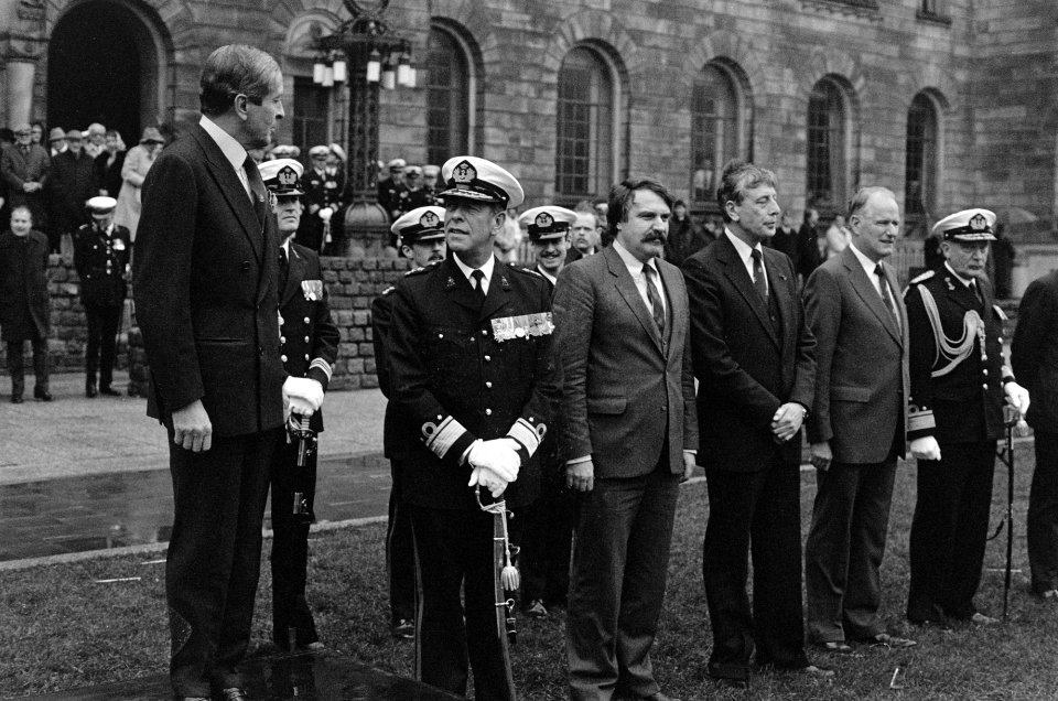 Prins Claus heeft zaterdag in Rotterdam een defile afgenomen van het Korps Marin, Bestanddeelnr 931-2033