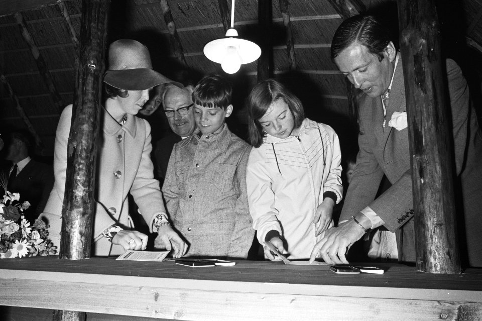 Prinses Beatrix en prins Claus zetten stempels, Bestanddeelnr 924-5736