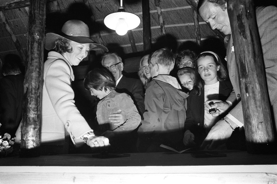 Prinses Beatrix en prins Claus met een groep kinderen, Bestanddeelnr 924-5749