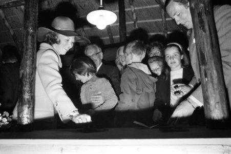 Prinses Beatrix en prins Claus met een groep kinderen, Bestanddeelnr 924-5749