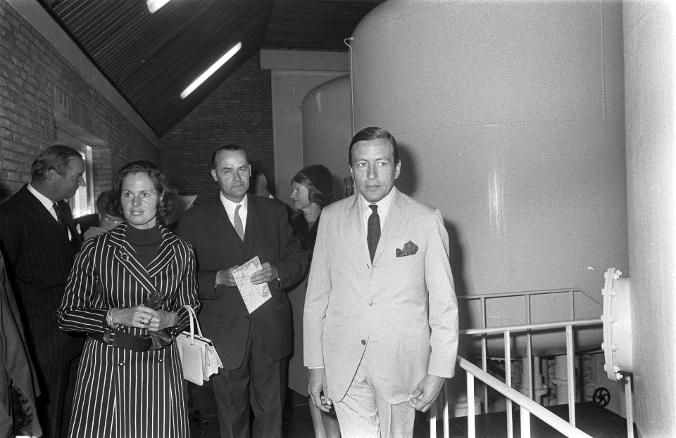 Prins Claus onthult gedenksteen pompstation Doetinchem, het Dr. Van Heek Pompsta, Bestanddeelnr 922-8194
