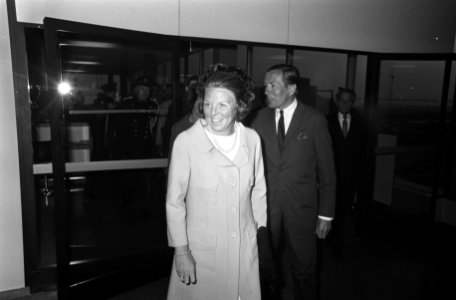 Prinses Beatrix en Prins Claus op Schiphol na hun reis naar Afrika Prinses Beatr, Bestanddeelnr 922-1070