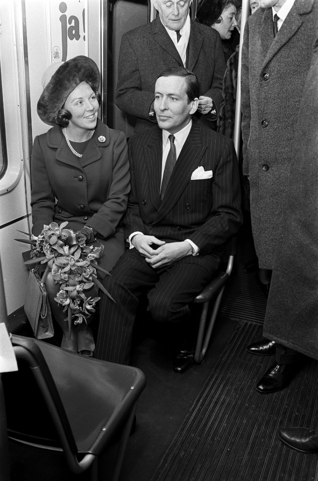 Prinses Beatrix en prins Claus maken eerste rit Rotterdamse metro, prinses Beatr, Bestanddeelnr 921-0606