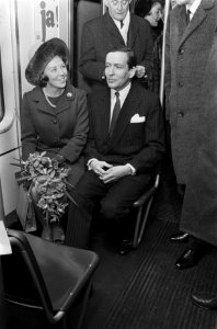 Prinses Beatrix en prins Claus maken eerste rit Rotterdamse metro, prinses Beatr, Bestanddeelnr 921-0606