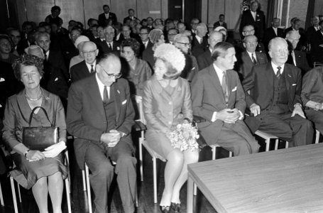 Prinses Beatrix en prins Claus tijdens de installatie van Beatrix als lid van he, Bestanddeelnr 919-5437