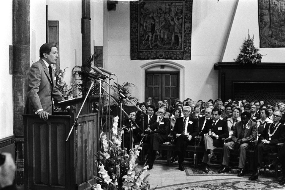Prins Claus opent 31e congres van de FIEJ Prins Claus tijdens rede, Bestanddeelnr 929-7353