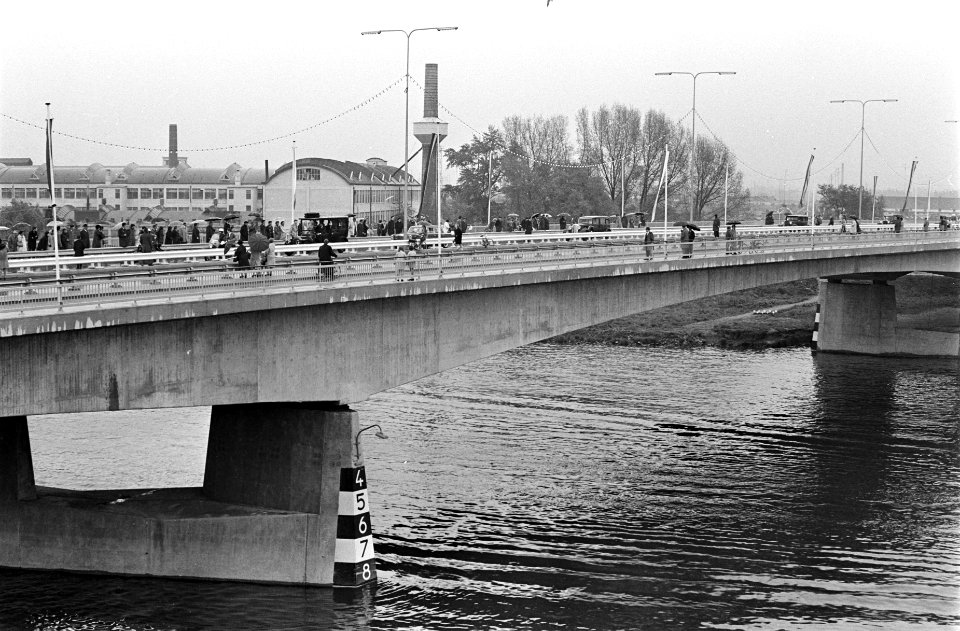 Prins Claus opende John F. Kennedy brug te Maastricht. De brug gezien vanaf het , Bestanddeelnr 921-3251