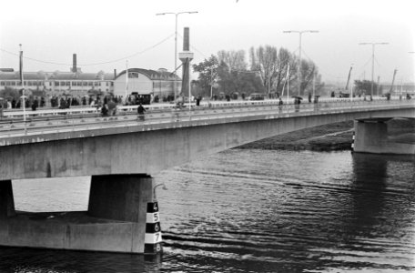 Prins Claus opende John F. Kennedy brug te Maastricht. De brug gezien vanaf het , Bestanddeelnr 921-3251