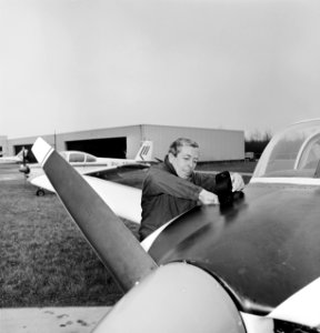Prins Claus krijgt (8e) vliegles bij Martinair vliegschool in Lelystad, Bestanddeelnr 932-8384