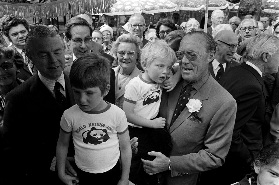 Prins Bernhard opent olifantenverblijf in Artis, bijgestaan door kleinzoons Maur, Bestanddeelnr 927-2315