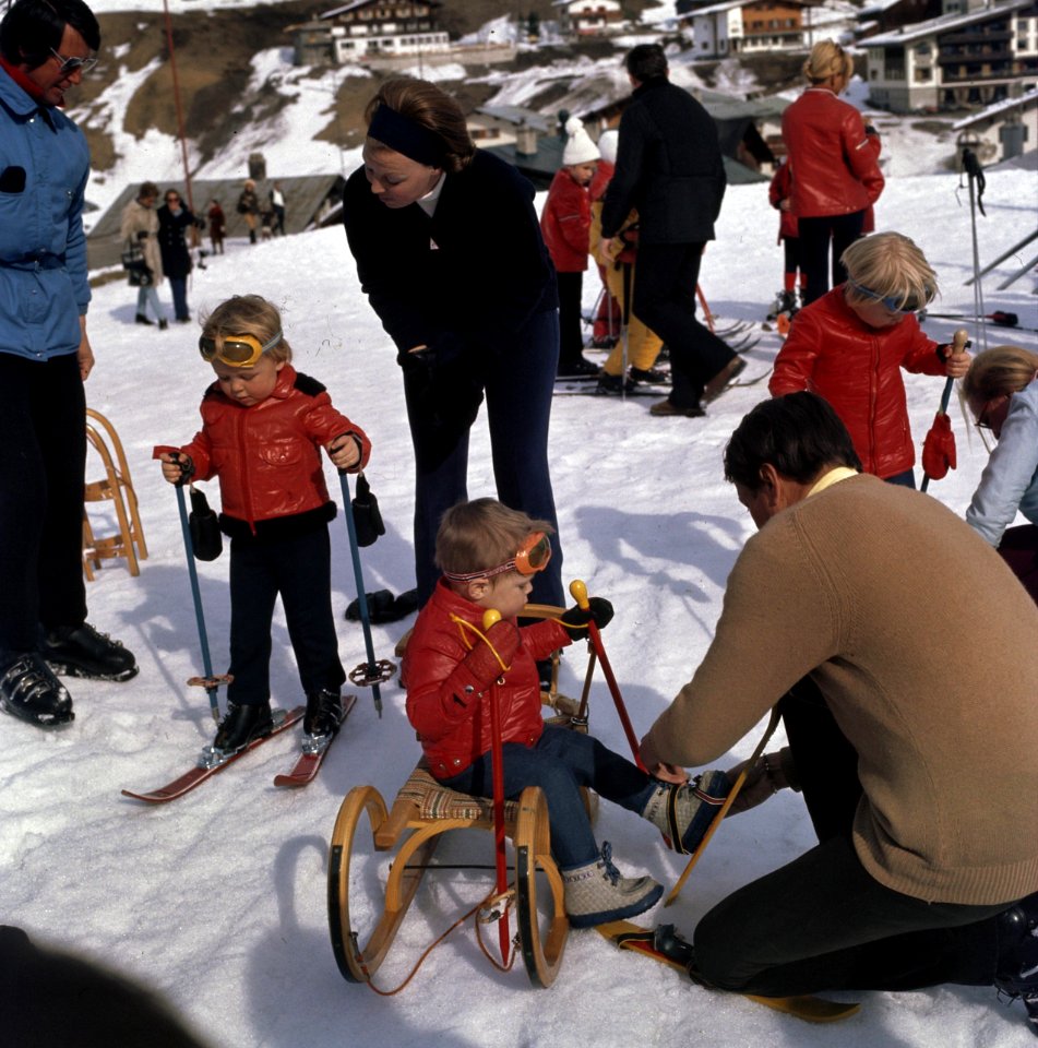 Prinses Beatrix en prins Claus met de prinsjes in de sneeuw, waarschijnlijk in L, Bestanddeelnr 254-9202