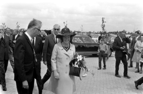 Prinses Beatrix en prins Claus worden rondgeleid, Bestanddeelnr 922-5684