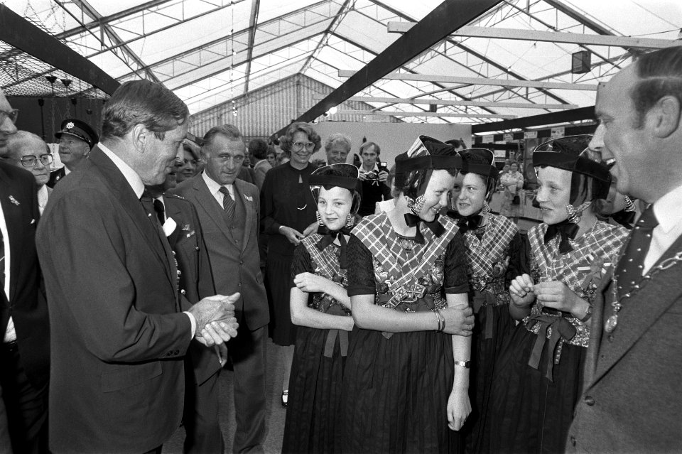 Prins Claus opent nieuwe gemeentehuis van Staphorst diversen, Bestanddeelnr 932-2039