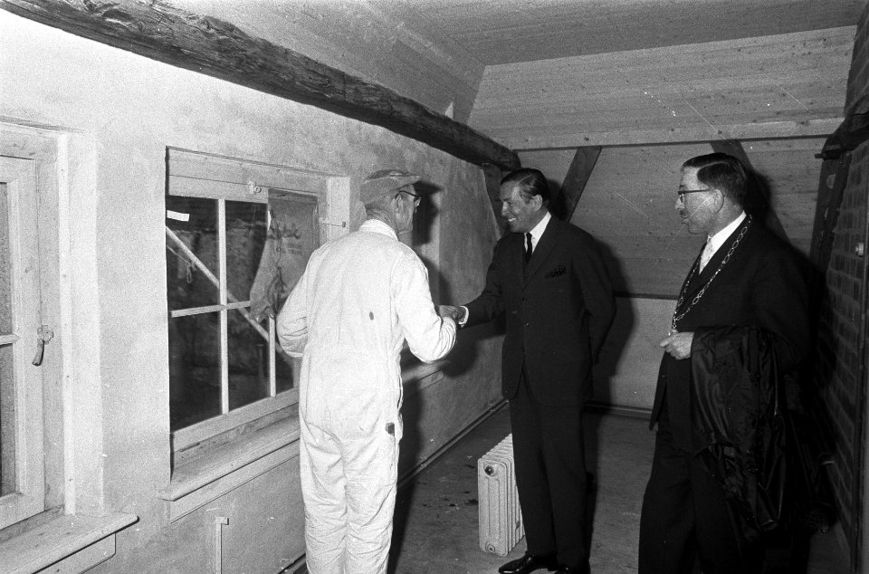 Prins Claus onthulde een gevelsteen van de eerste gerestaureerde woning van het , Bestanddeelnr 922-2501