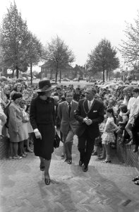 Prinses Beatrix en Prins Claus worden rondgeleid, Bestanddeelnr 924-5315