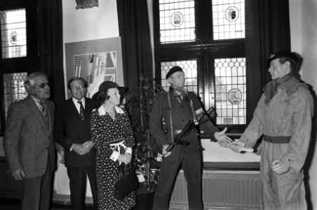 Prinses Beatrix en Prins Claus wonen in Leeuwarden herdenkingsbijeenkomst bij va, Bestanddeelnr 930-7666