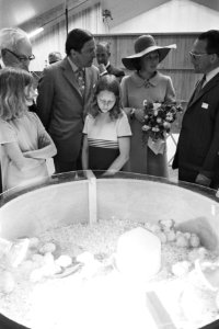 Prinses Beatrix en prins Claus met enkele kinderen bij een broedmachine voor kui, Bestanddeelnr 924-5751
