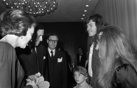 Prinses Beatrix en prins Claus wonen Artiesten helpen Unicef bij in Nederlands C, Bestanddeelnr 926-1028