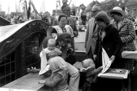 Prinses Beatrix en Prins Claus openen met de drie kinderen nieuwe jachthaven van, Bestanddeelnr 923-5406
