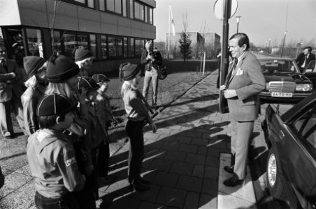 Prins Claus heeft in Leusden een werkbezoek gebracht aan Scouting Nederland, Prins Claus bij aankomst met padvinders, Bestanddeelnr 931-3990