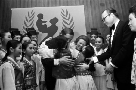 Prinses Beatrix en prins Claus wonen Artiesten helpen Unicef bij in Nederlands C, Bestanddeelnr 926-1025