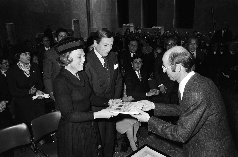 Prinses Beatrix en Prins Claus ontvangen een geschenk, Bestanddeelnr 930-1989