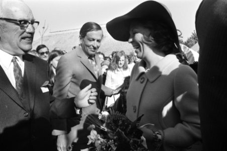 Prinses Beatrix en prins Claus tijdens de rondleiding, Bestanddeelnr 924-5752