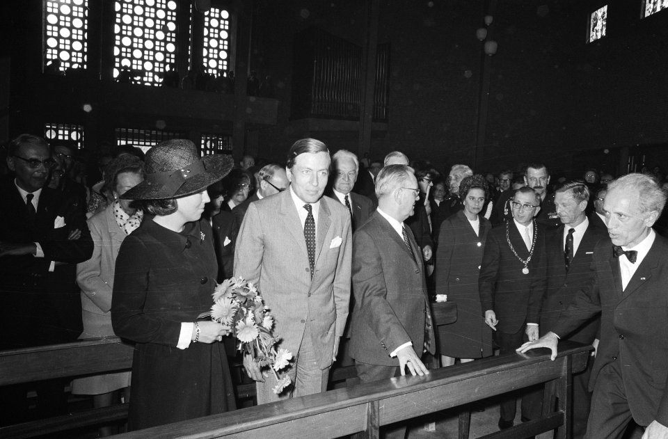 Prinses Beatrix en prins Claus tijdens de herdenkingszitting, Bestanddeelnr 924-5317