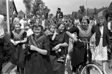 Prins Claus opent nieuwe gemeentehuis van Staphorst inwoonsters in klederdracht, Bestanddeelnr 932-2031
