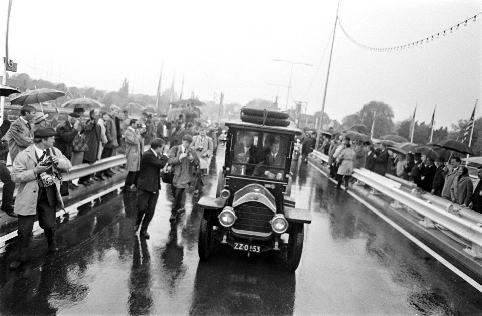Prins Claus opende John F. Kennedy brug te Maastricht. Prins Claus in oude auto, Bestanddeelnr 921-3254