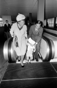 Prinses Beatrix en Prins Claus tillen prins Alexander van de rolbaan, Bestanddeelnr 922-6749
