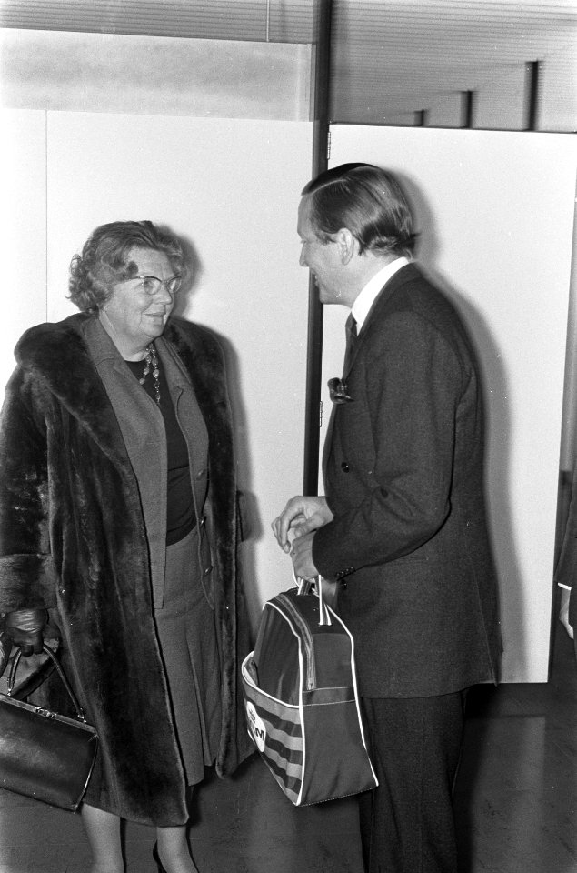Prins Claus helpt koningin Juliana met de bagage, Bestanddeelnr 922-3082