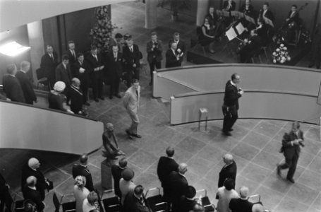 Prins Claus onthult gedenksteen pompstation Doetinchem, het Dr. Van Heek Pompsta, Bestanddeelnr 922-8190