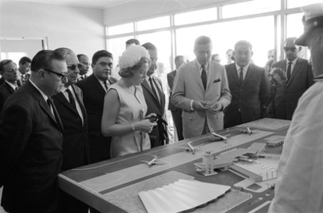 Prinses Beatrix en prins Claus bezoeken Nederlandse Antillen, bij maquette, Bestanddeelnr 919-4050