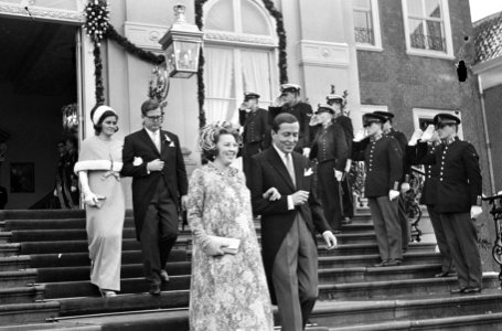Prinses Beatrix en prins Claus verlaten Huis ten Bosch, Bestanddeelnr 919-9592