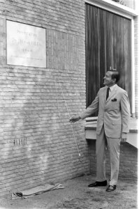 Prins Claus onthult gedenksteen van pompstation Doetinchem, het Dr. Van Heek Pom, Bestanddeelnr 922-8178
