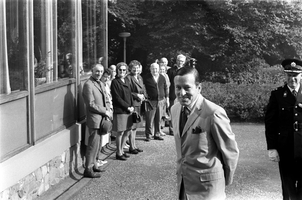 Prins Claus onthult gedenksteen pompstation Doetinchem, het Dr. Van Heek Pompsta, Bestanddeelnr 922-8186