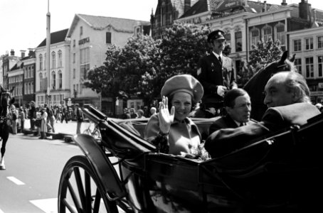 Prinses Beatrix en Prins Claus tijdens een rijtoer door de stad, Bestanddeelnr 927-9527