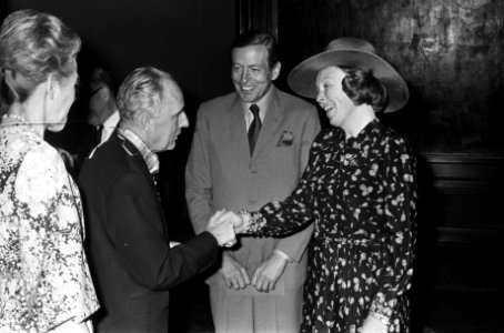 Prinses Beatrix en prins Claus schudden de hand van Van Schendel, Bestanddeelnr 927-9673