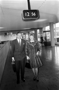 Prinses Beatrix en prins Claus vetrekken (2x) van Schiphol naar New York en verd, Bestanddeelnr 923-4025