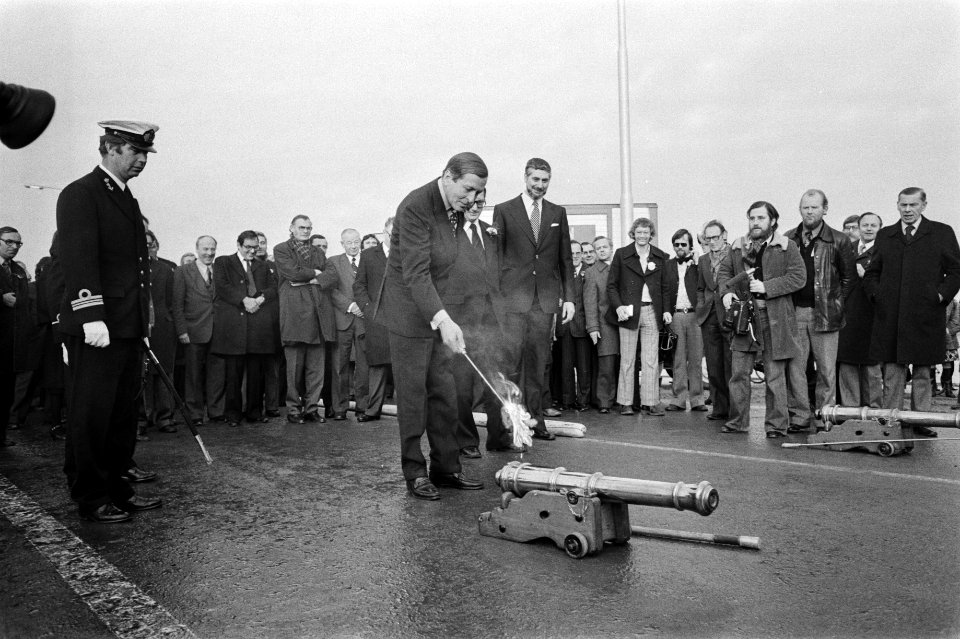 Prins Claus opent nieuwe wegverbinding over dijk Enkhuizen naar Lelystad Prins , Bestanddeelnr 928-9378
