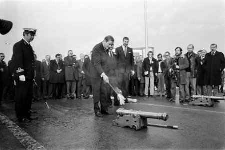 Prins Claus opent nieuwe wegverbinding over dijk Enkhuizen naar Lelystad Prins , Bestanddeelnr 928-9378