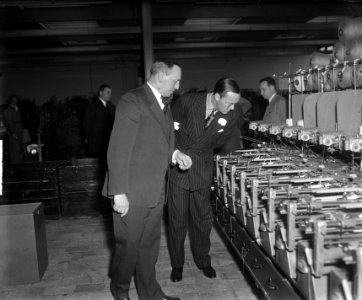 Prins Bernhard bezoekt Tilburg wollen stoffenfabriek Enneking, Bestanddeelnr 904-2939