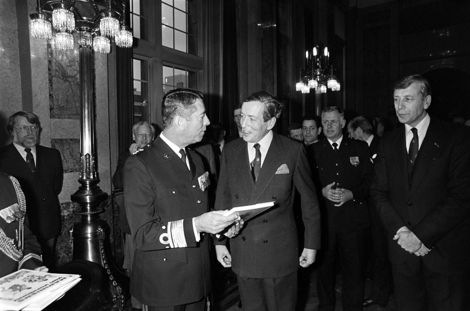 Prins Claus heeft zaterdag in Rotterdam een defile afgenomen van het Korps Marin, Bestanddeelnr 931-2028