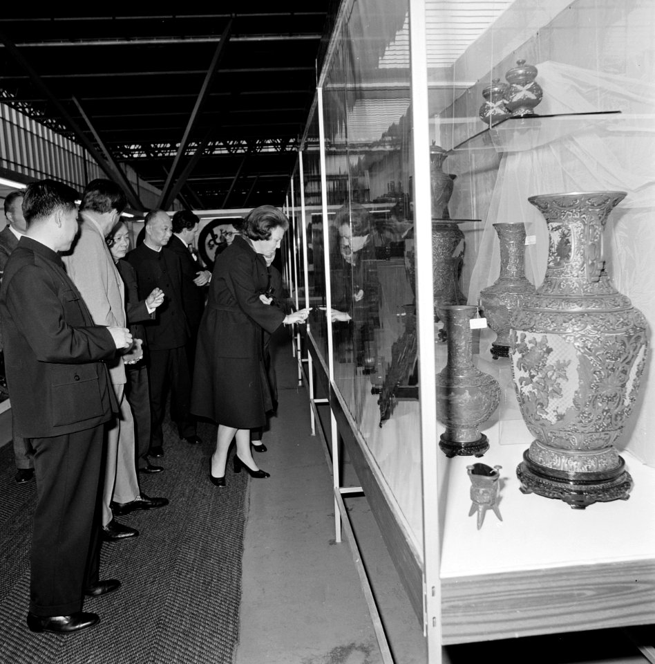 Prinses Beatrix en Prins Claus krijgen een rondleiding, Bestanddeelnr 929-1379