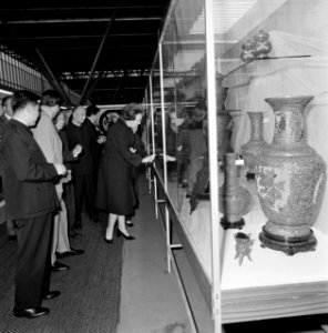 Prinses Beatrix en Prins Claus krijgen een rondleiding, Bestanddeelnr 929-1379