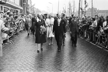 Prinses Beatrix en prins Claus worden rondgeleid door burgemeester Heusdens, Bestanddeelnr 924-5789